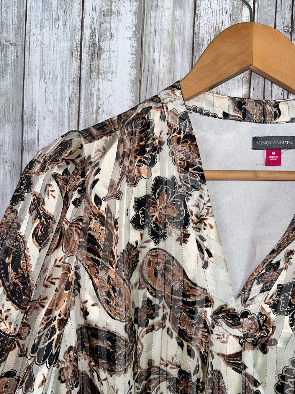 Vince Camuto Beige Floral Paisley Metallic Blouse Smocked Cuff M - Picture 3 of 6